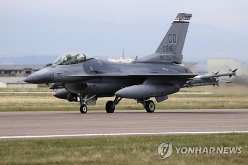 바이든, 우크라 조종사 F-16 조종훈련 승인