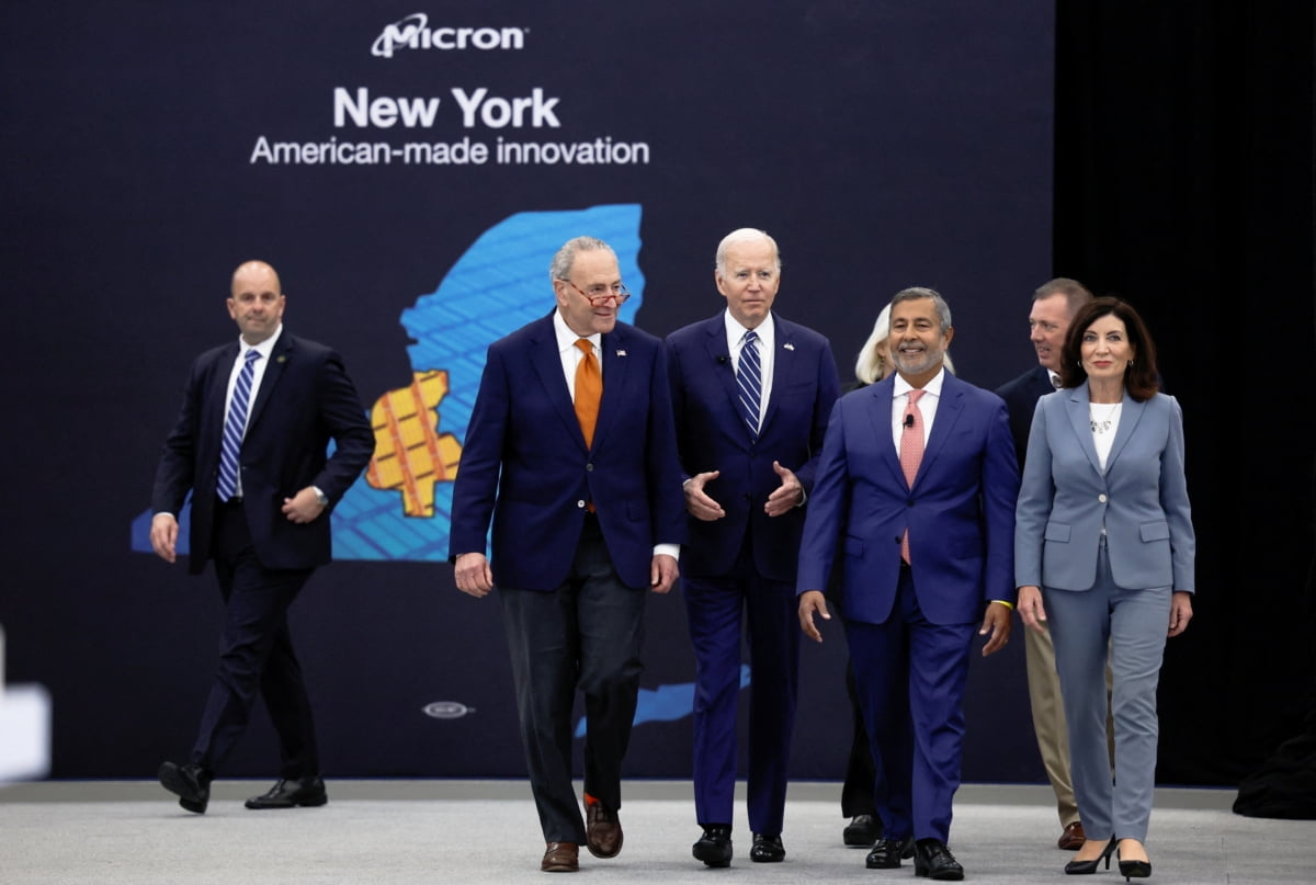 (지난해 10월 마이크론 전시관을 둘러보고 있는 조 바이든 미국 대통령(왼쪽 세번째), 산제이 메트로라 마이크론 최고경영자(왼쪽 네번째))