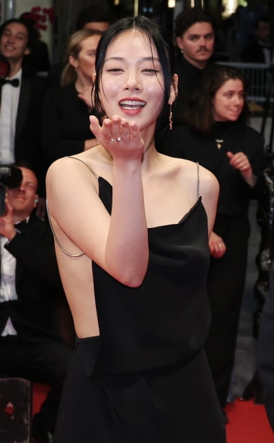 '데뷔 동시에 칸 입성' 비비, "공짜로 배 탄 느낌"