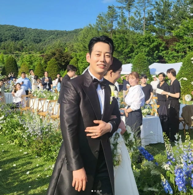 "5분 만에, 야외 결혼식" 테이, 김신영·이석훈 83라인 등 연예계★ 축복 속 결혼 [TEN초점]