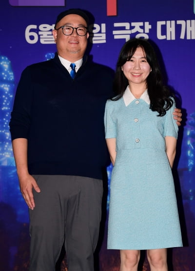 [TEN 포토] 피터 손 감독-이채연 '포토타임은 즐거워'