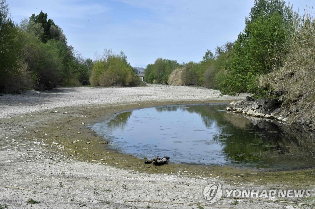 프랑스 가뭄 우려에…네슬레, 광천수 추출 일부 중단