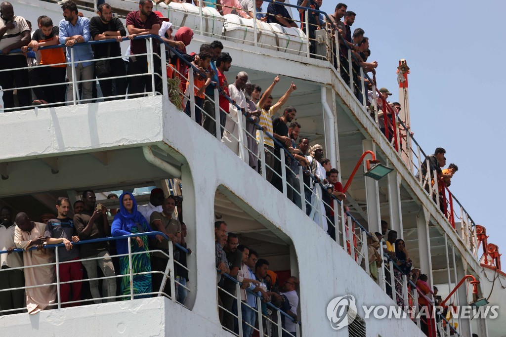 [월드＆포토] 홍해 건너는 수단 탈출 '통로' 사우디 제다 항구