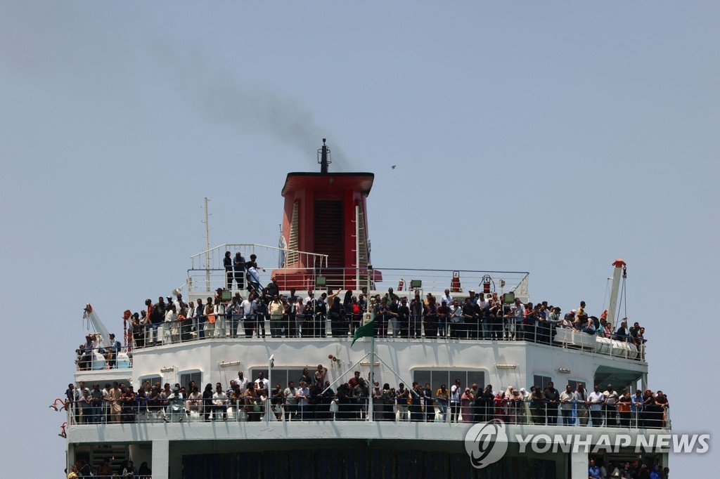 [월드＆포토] 홍해 건너는 수단 탈출 '통로' 사우디 제다 항구