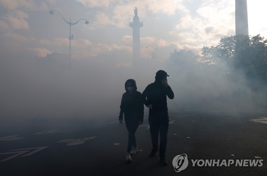 佛, 노동절 맞아 연금개혁 반대시위…화염병·물대포 오간 파리