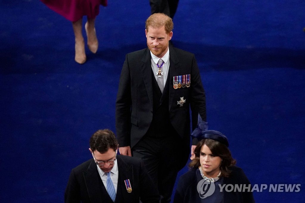 [英대관식] '갈등' 해리왕자 미소 띤 채 참석…전현직 총리 8명 집결