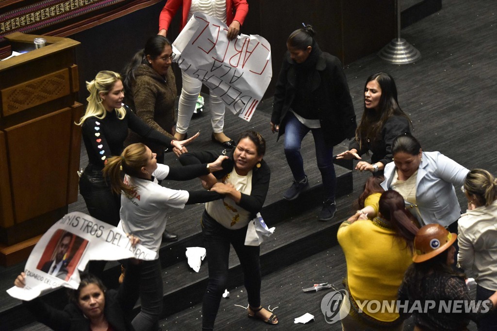 발차기, 주먹다툼, 머리채 잡기…볼리비아 의회서 '난장 폭력'