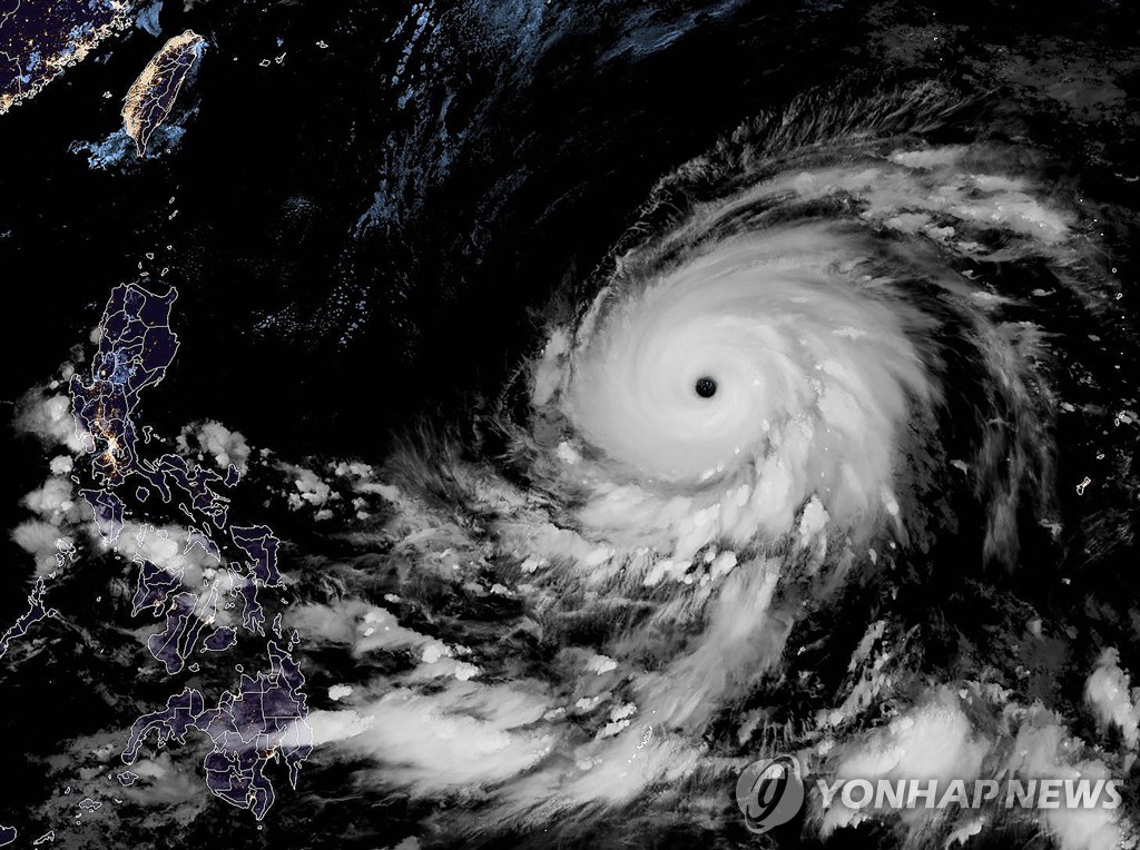 NASA 기지도 파손…슈퍼태풍 지나간 괌 위성사진 공개