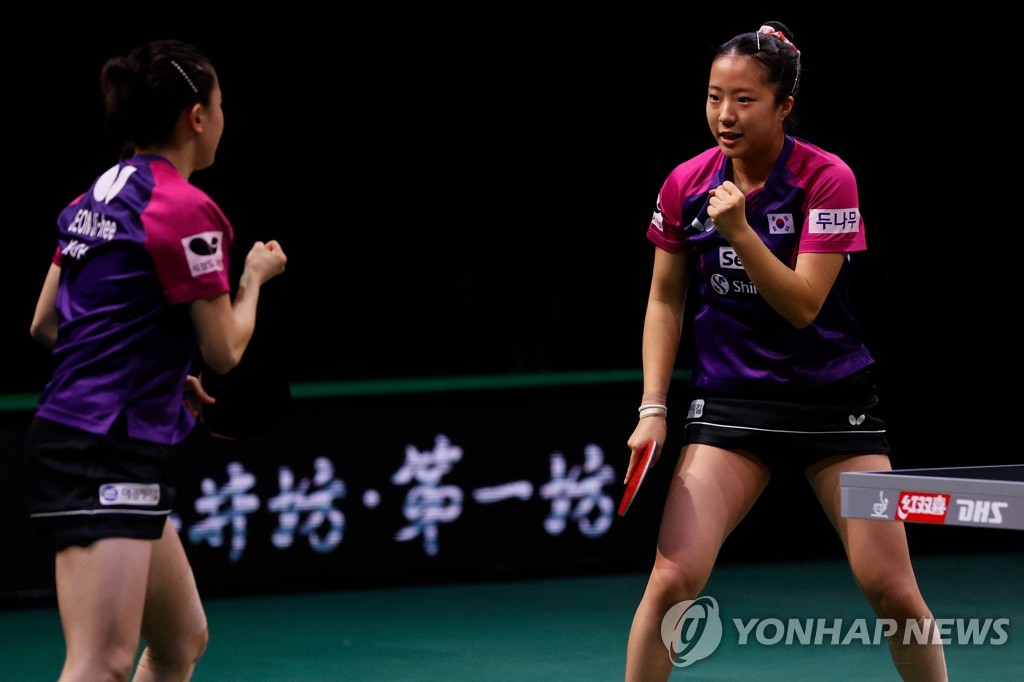 신유빈-전지희, 1위 중국조 격파…30년 만의 세계탁구 결승행(종합)