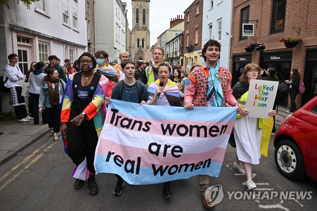 성전환 여성 권리, 英 정치 주요 이슈로…옥스퍼드대 특강 논란