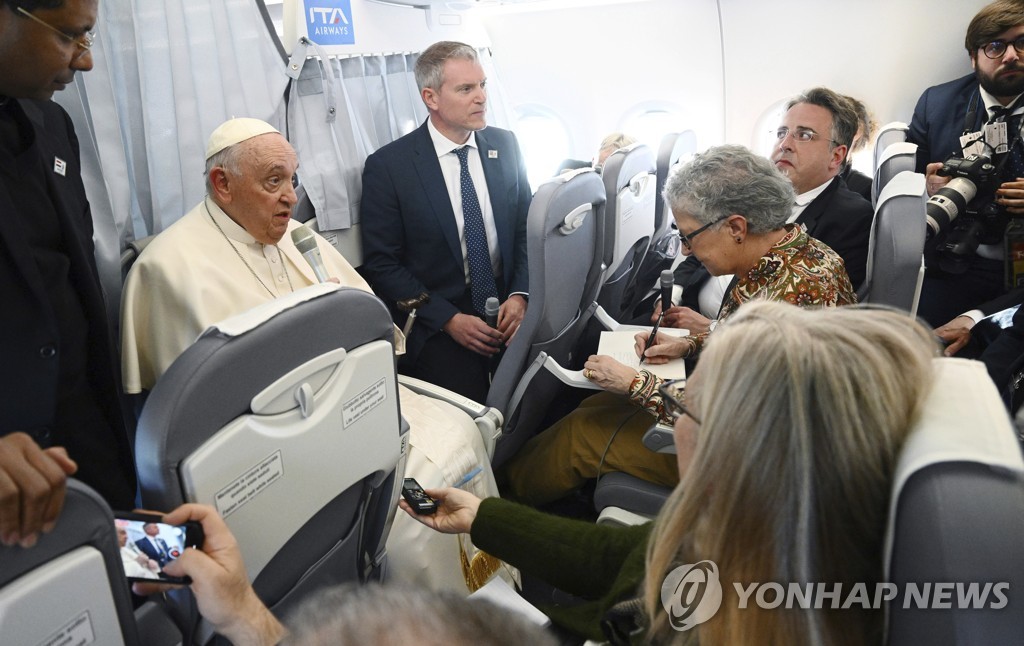 교황 "우크라 전쟁 종식 위한 비밀 임무 수행 중"