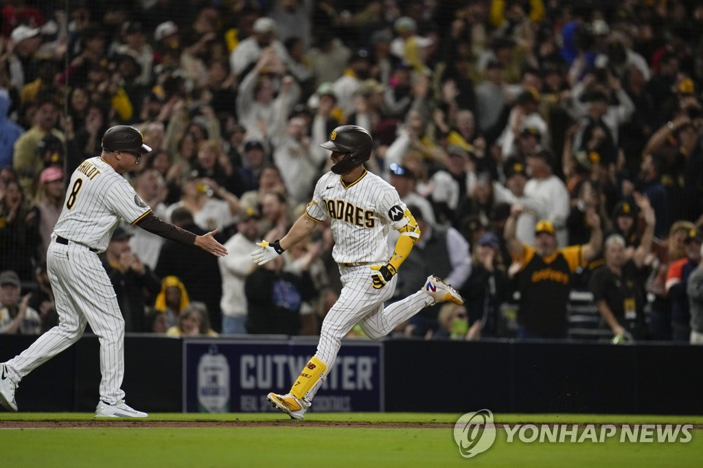 김하성 결승 스리런 홈런 작렬…MLB 통산 100타점 돌파(종합2보)