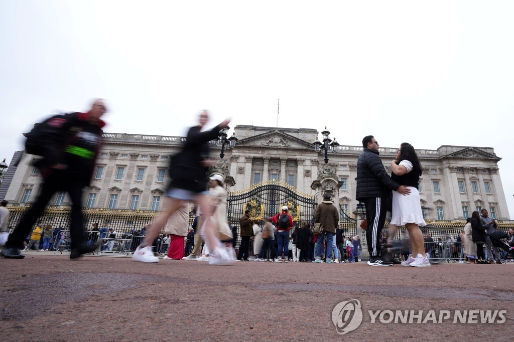 영국 버킹엄궁 밖에서 탄약통 추정물 던진 남성 체포