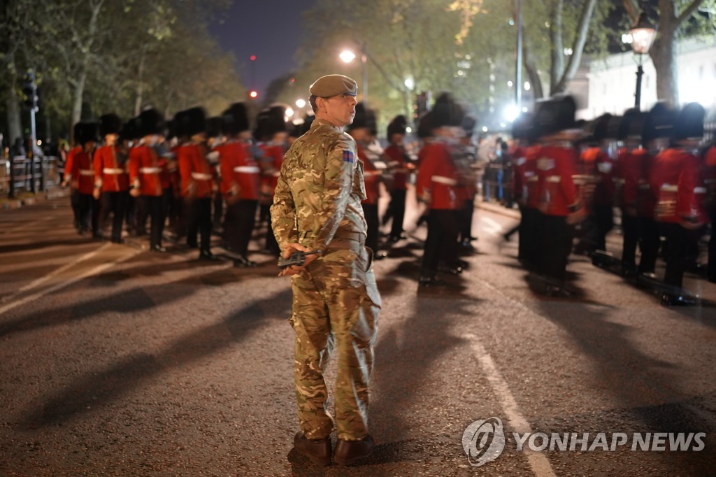 대관식 코앞 버킹엄궁에 탄약통 투척사건…英 치안 경계 강화(종합)