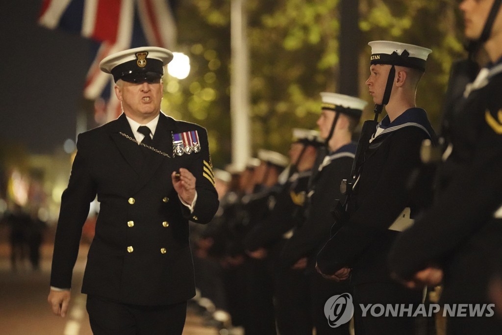 대관식 코앞 버킹엄궁에 탄약통 투척사건…英 치안 경계 강화(종합)