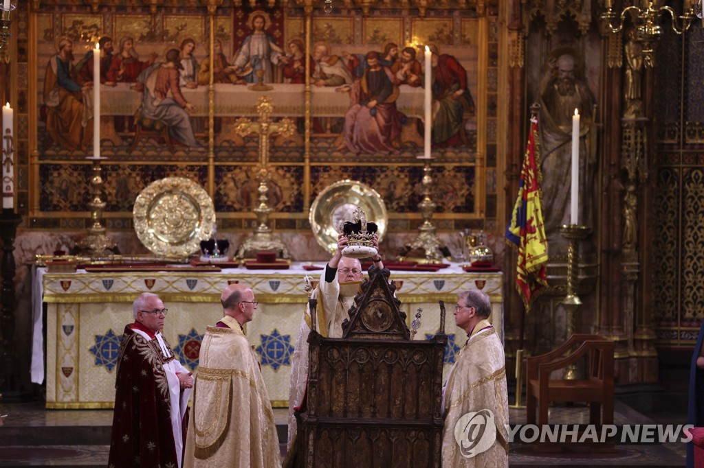 [英대관식] 국왕의 첫 육성 기도 "내가 모든 믿음에 축복이 되기를"