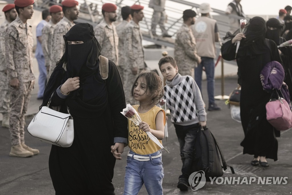 사우디, 아랍 정상회의에 수단 정부군 수장 초청…휴전협상 지속