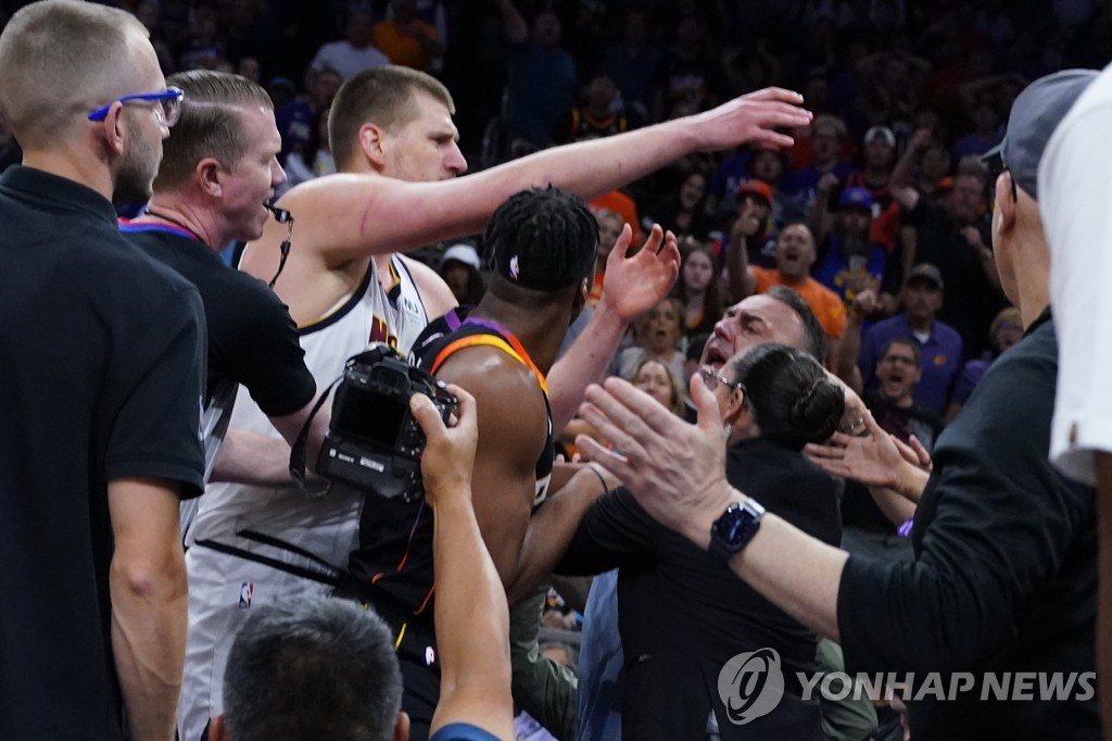 '상대 구단주와 충돌' NBA 요키치, 출전정지 없이 제재금만