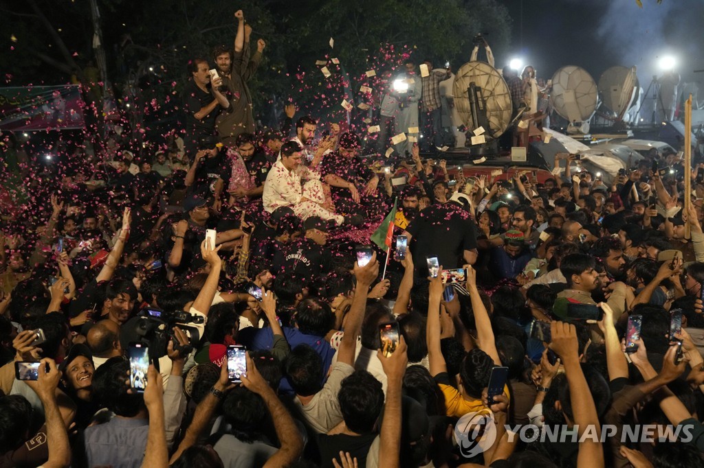 풀려난 파키스탄 전 총리 "자유 위해 희생하자" 시위 촉구