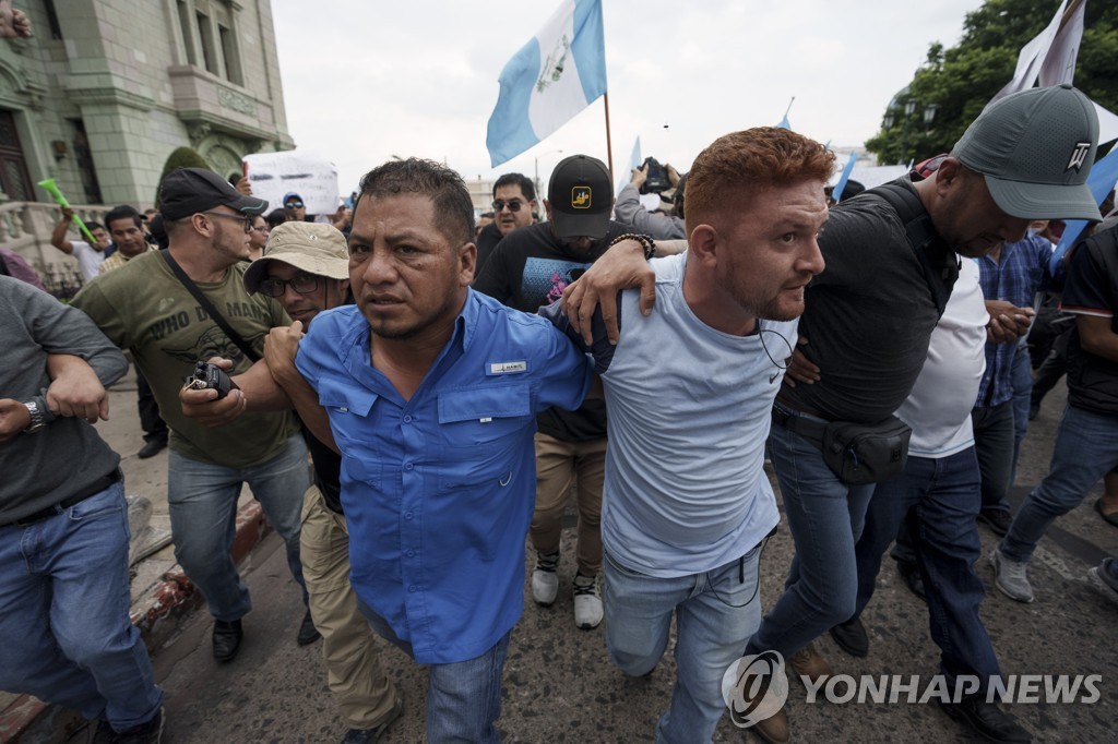 6월 대선 앞둔 과테말라서 지지율 1위 후보 자격보류 '논란'