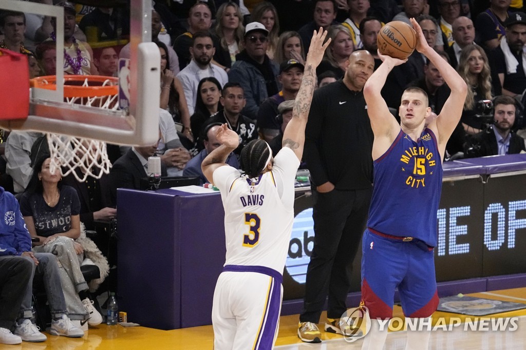 '머리 37점' 덴버, 레이커스 꺾고 NBA 챔피언결정전까지 단 1승