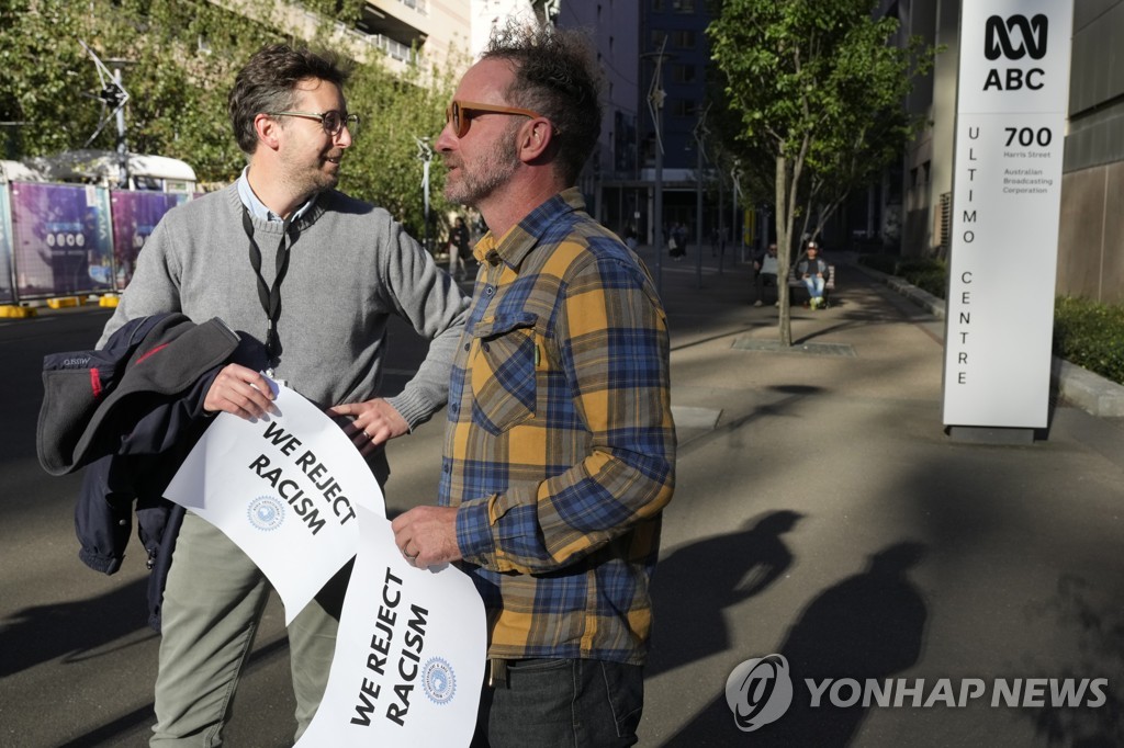 英 대관식 발언으로 인종차별 공격받은 호주 원주민 앵커 사퇴