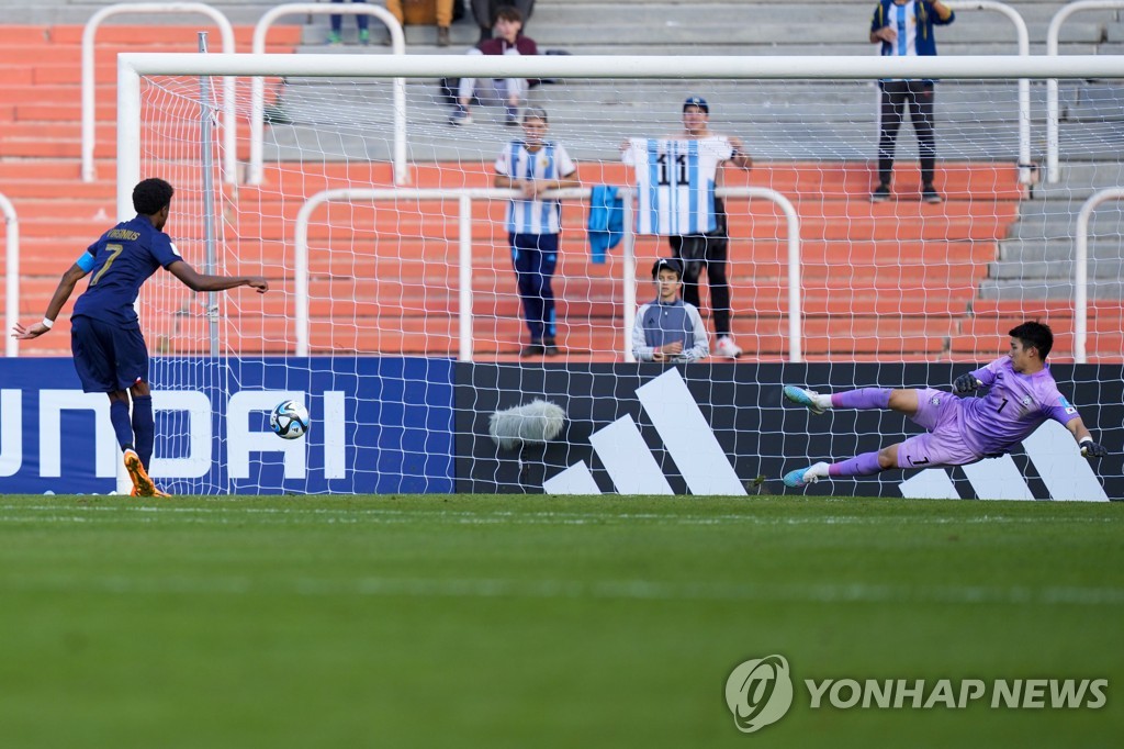 [U20월드컵] '갸우뚱 PK 판정'에도…선방쇼로 승리 지킨 GK 김준홍