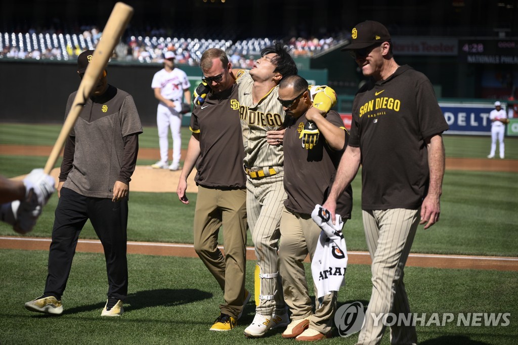 김하성, 파울 타구에 왼쪽 무릎 강하게 맞아…부축받으며 교체