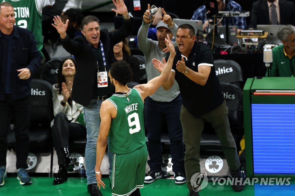 '3점 16방' 보스턴, 3연패 뒤 2연승…NBA 동부 결승 6차전 간다