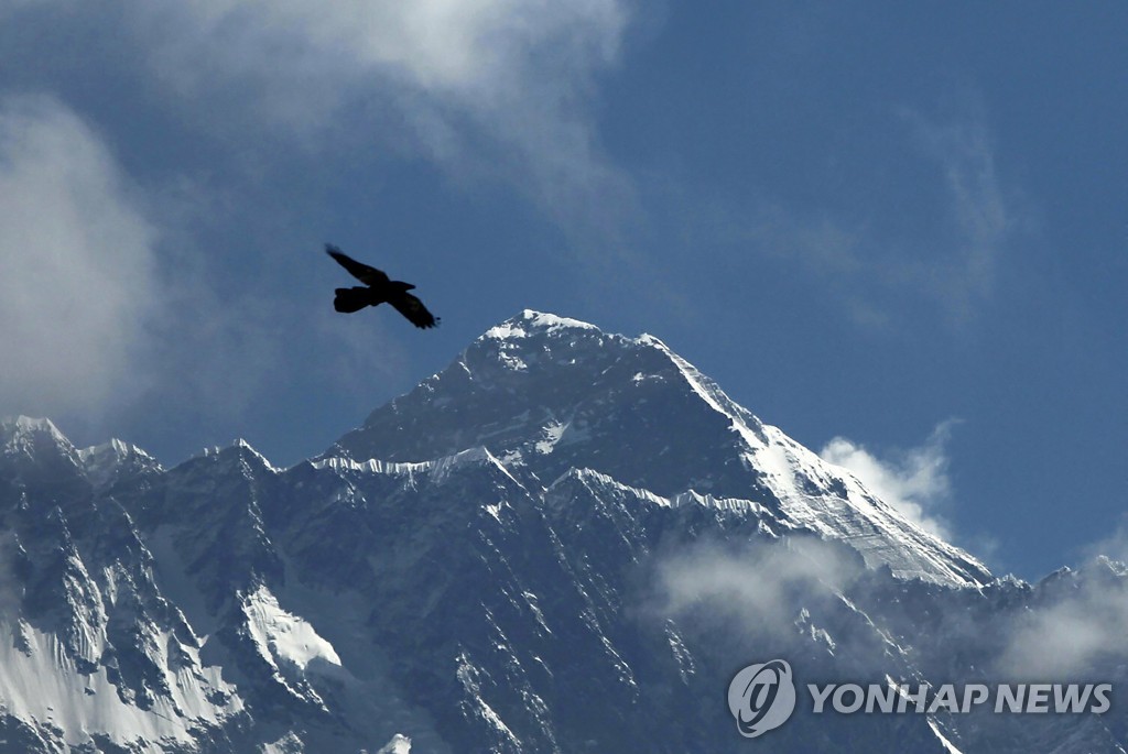 에베레스트 첫 등정 70주년…모험 끝판왕에서 관광명소로