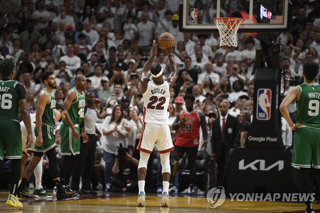 '0.1초 전 팁인'…NBA 보스턴, 20년 만에 3연패 후 3연승 반격