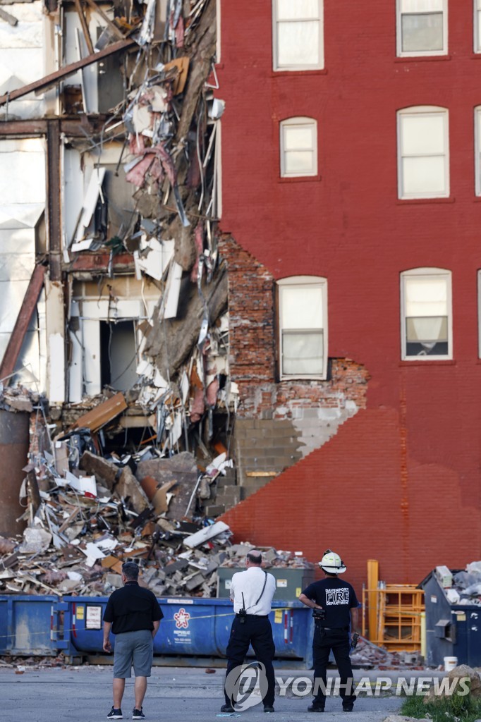 美아이오와서 6층 아파트 건물 일부 붕괴…12명 탈출·8명 구조