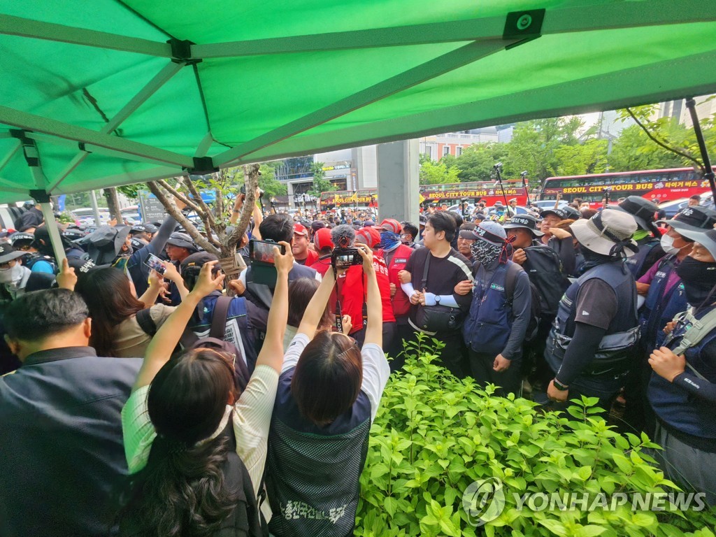 경찰, 양회동씨 분향소 강제철거…민주노총 4명 체포(종합)