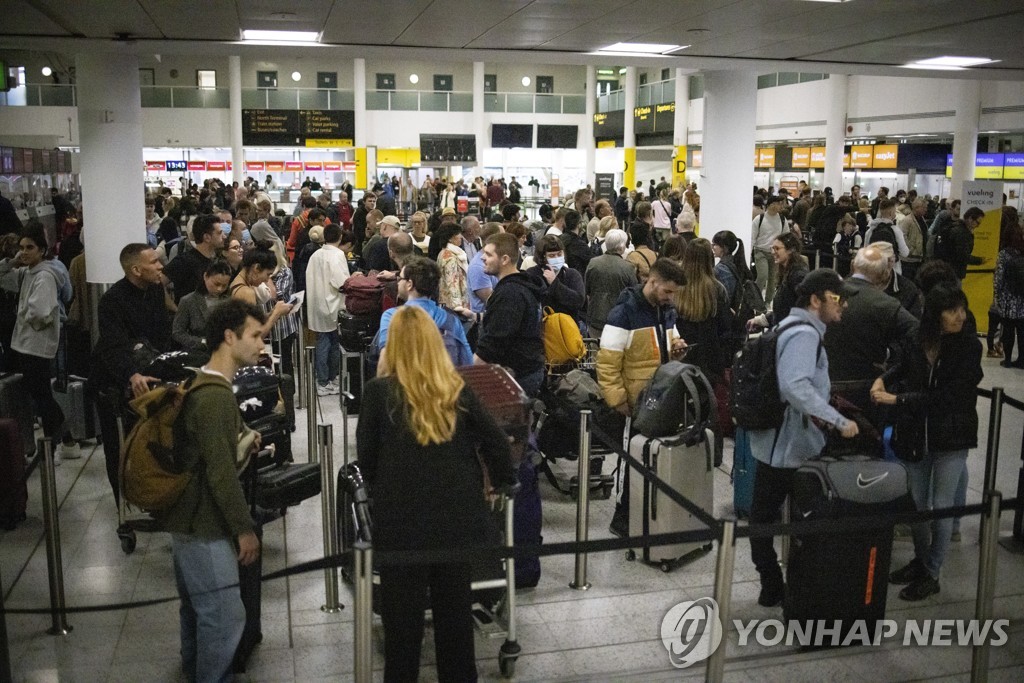 런던 개트윅 공항, '드론 의심 물체'에 활주로 한때 운영중단