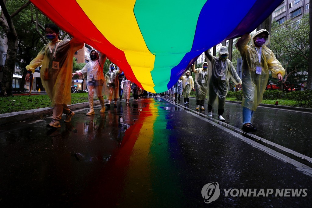 대만, 동성부부 입양권 확대 법안 통과…혈연 조건 폐지