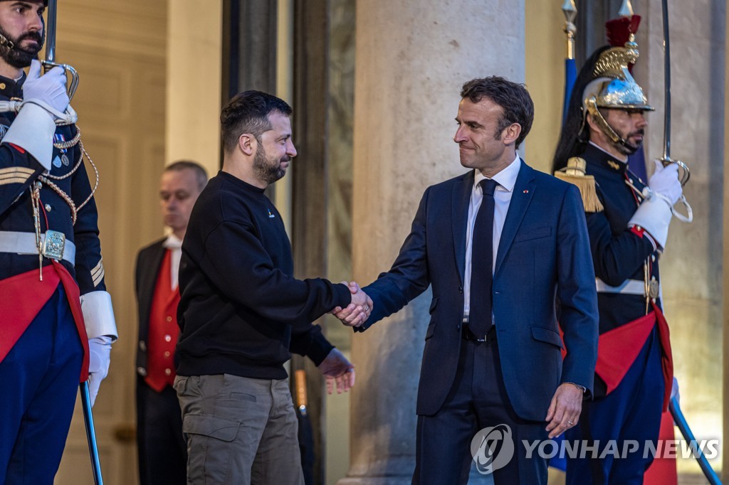 젤렌스키, 마크롱과 파리서 깜짝 만찬…1박2일간 EU 3개국 순방