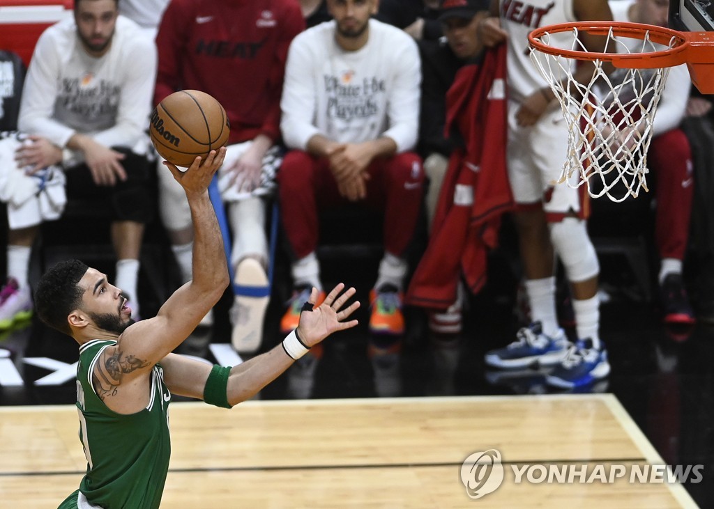 NBA 보스턴, 마이애미에 '벼랑끝 1승'…테이텀 34점 폭발