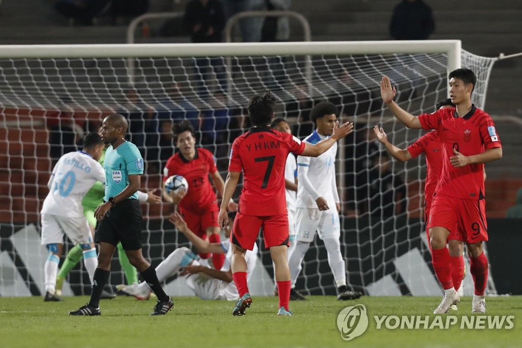 김은중호, 10명 싸운 온두라스와 2-2 무승부…16강 진출 유력(종합)