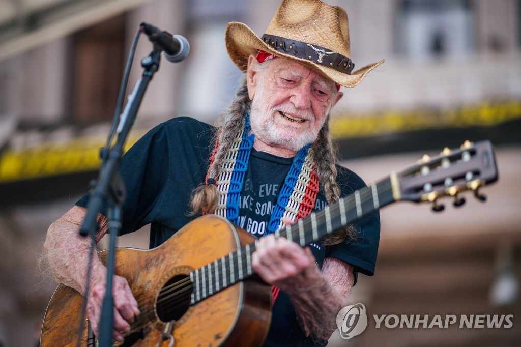 '90세 싱어송라이터' 윌리 넬슨, 로큰롤 명예의 전당 헌액