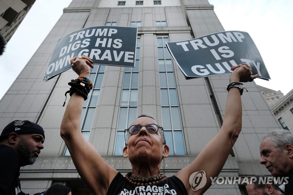 성추문 입막음 이어 성추행까지 인정돼…트럼프, 대선 가시밭길