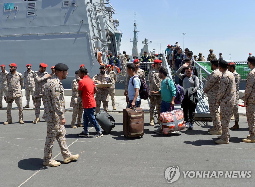 [월드＆포토] 홍해 건너는 수단 탈출 '통로' 사우디 제다 항구