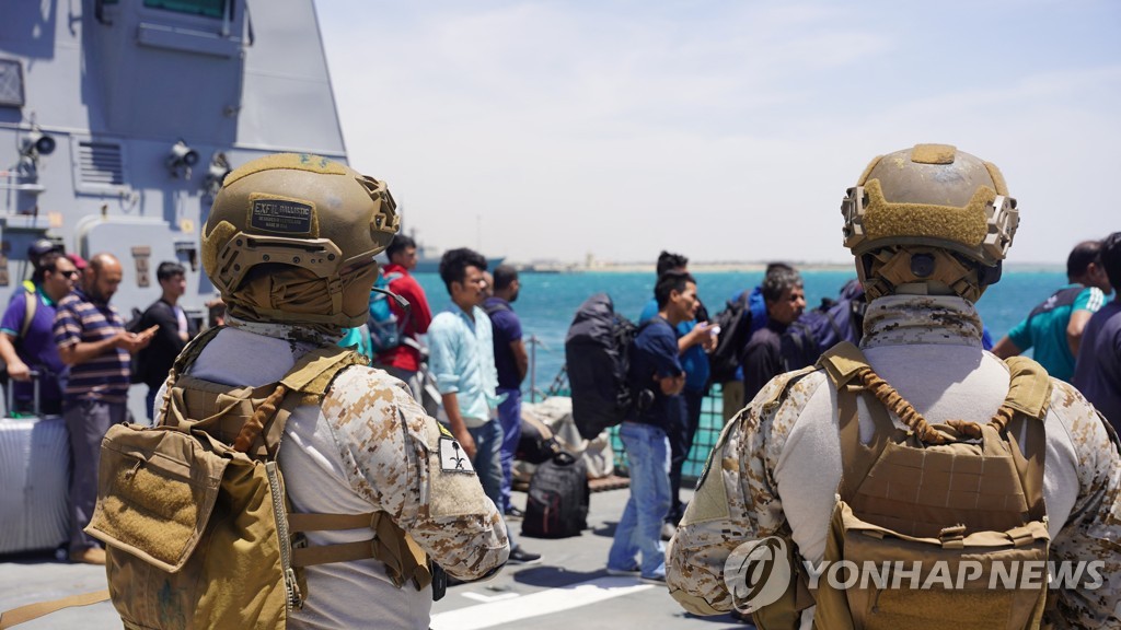 [월드＆포토] 홍해 건너는 수단 탈출 '통로' 사우디 제다 항구