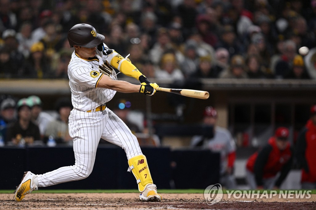 김하성 결승 스리런 홈런 작렬…MLB 통산 100타점 돌파(종합)