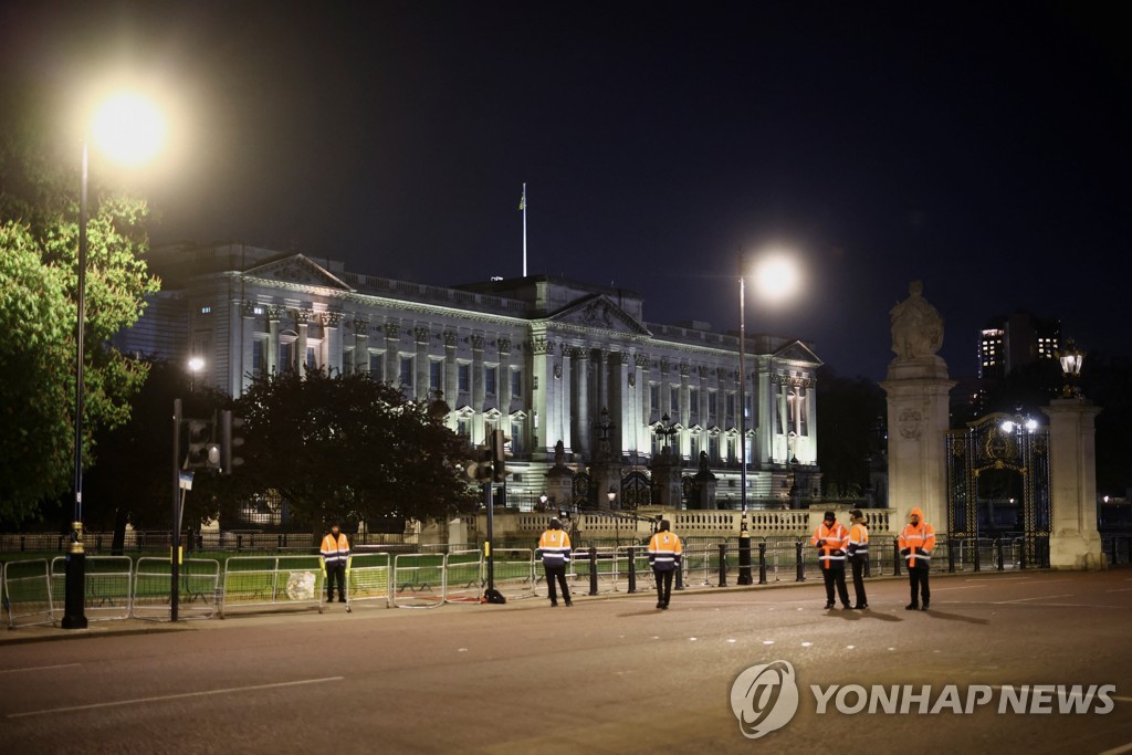 대관식 코앞 버킹엄궁에 탄약통 투척사건…英 치안 경계 강화(종합)