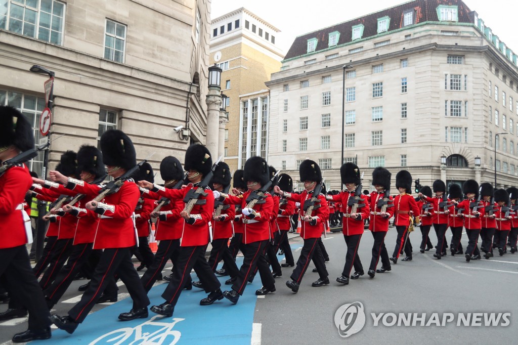 [英대관식] "기다리느라 밤샜어요" 이미 북적북적…'反군주제' 시위도