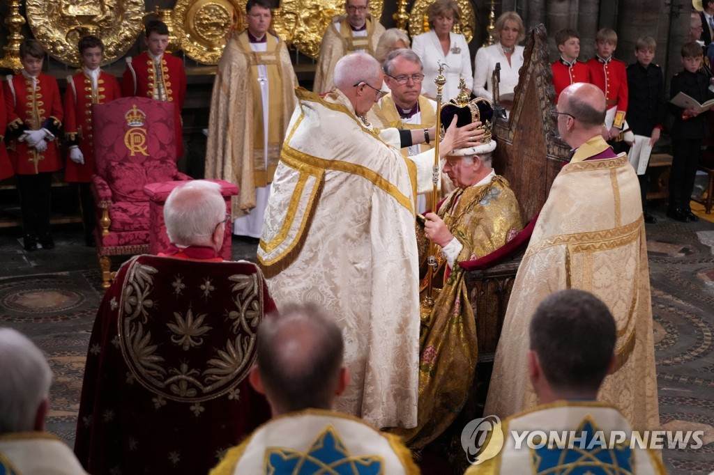 英찰스, 대관식 직전 마차서 "지겨워" 불평?…입모양 포착