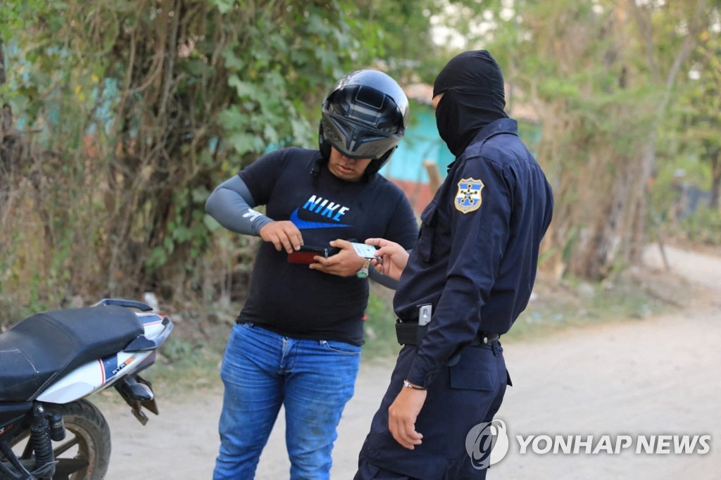 '갱단과 전쟁' 엘살바도르, 경찰 살해범 색출에 군경 5천명 투입