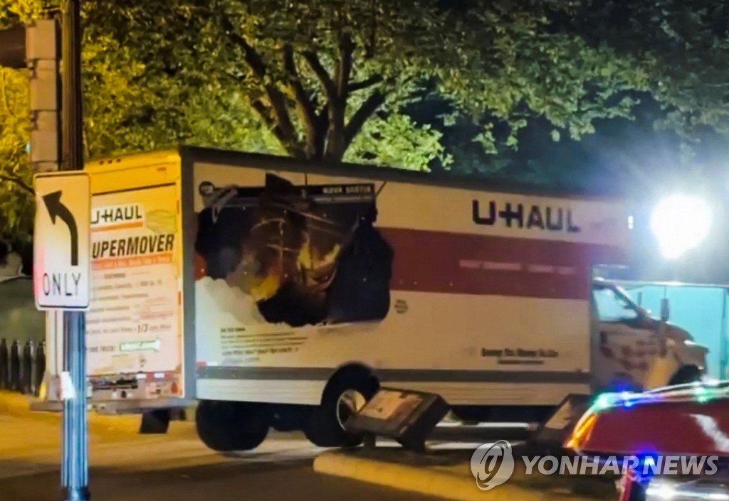미 백악관 트럭 돌진 피의자 "미국 민주주의 끝내려 했다"
