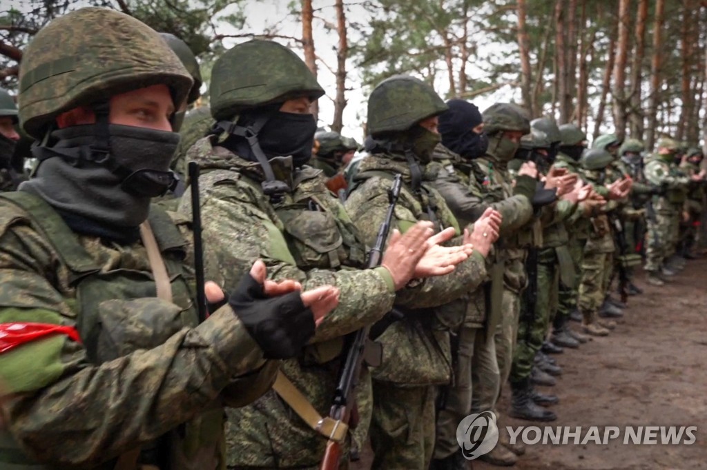 英국방부 "러시아군, 말 안듣는 병사 구덩이 속에 가둬"