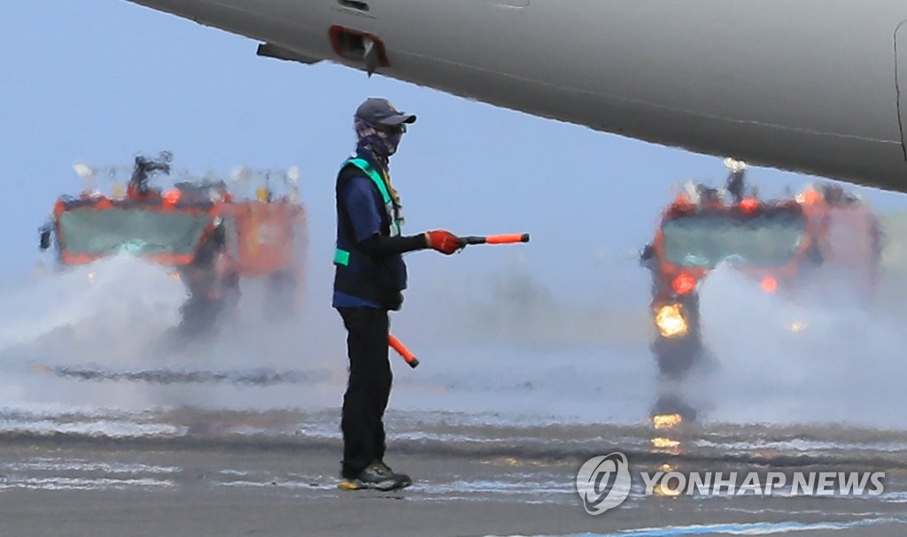 [제주공항 사람들] (19)"지상의 모든 업무 우리 손에"…지상조업원의 하루